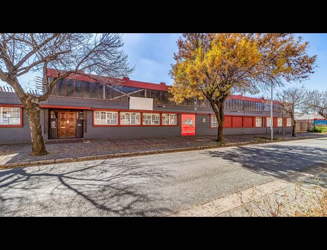 1,963M² FACTORY FOR SALE IN BOOYSENS